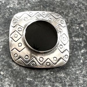 Native American onyx & sterling silver pin, signed by artist SOMA. 1980’s.